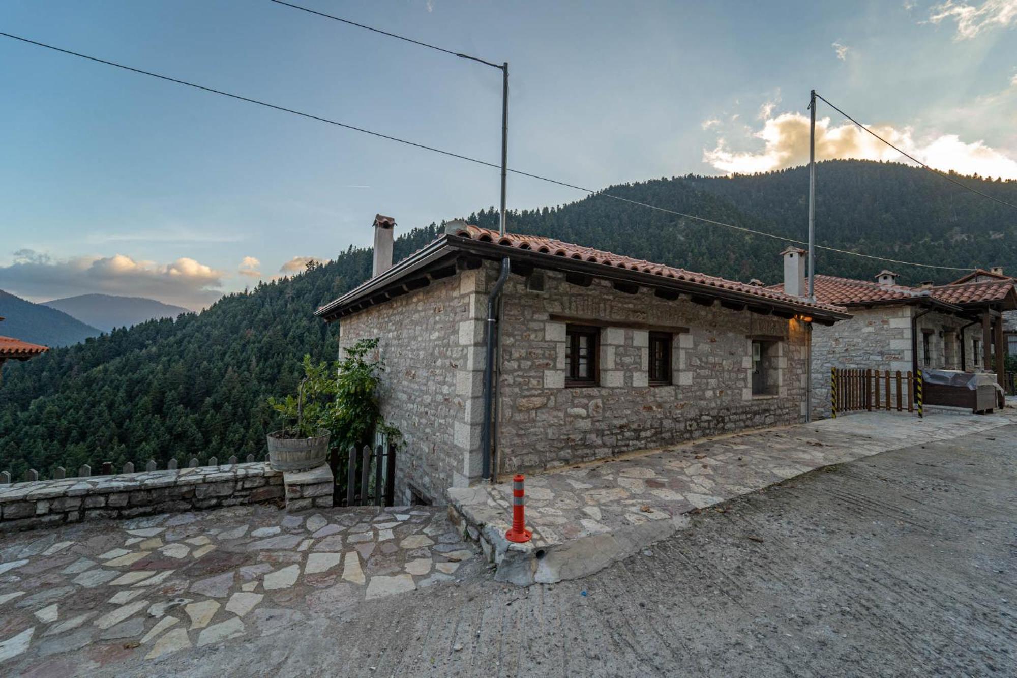 Villa Korfes-Κορφές Τριώροφη Βίλα Για Οικογένειες Και Παρέες Karpenísion Extérieur photo